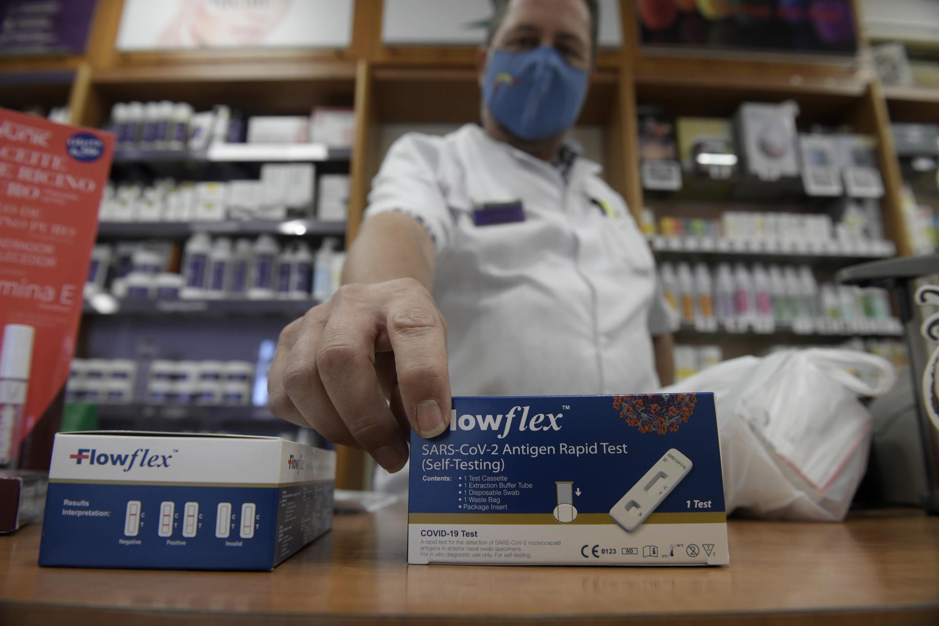 Farmacias saturadas por la venta de autotest de antígenos y la expedición de certificados de vacunación Farmacias saturadas por la venta de autotest de antígenos y la expedición de certificados de vacunación