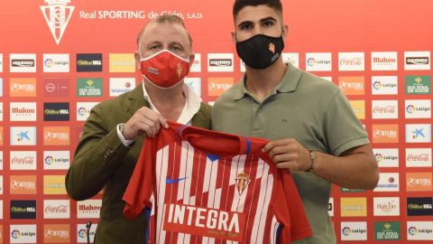 Javi Rico y Juan Berrocal, en la presentaci&oacute;n del nuevo fichaje del Sporting