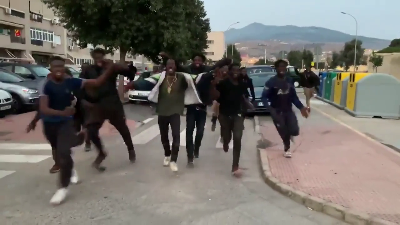 Casi 240 inmigrantes entran a Melilla en un nuevo salto a la valla que deja varios heridos Casi 240 inmigrantes entran a Melilla en un nuevo salto a la valla que deja varios heridos