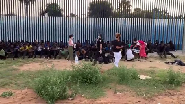 Al menos 300 inmigrantes subsaharianos entran a Melilla saltando la valla Al menos 300 inmigrantes subsaharianos entran a Melilla saltando la valla