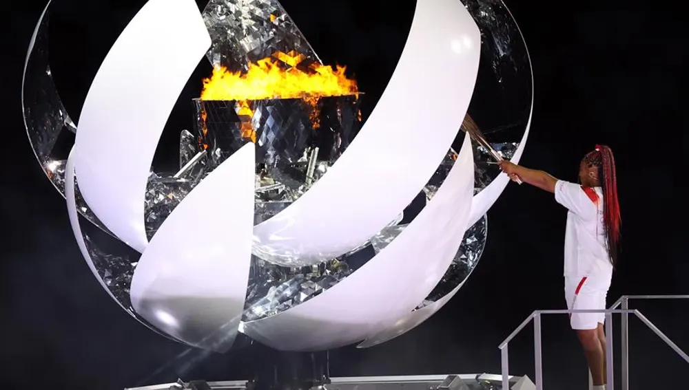 Naomi Osaka encendiendo el pebetero