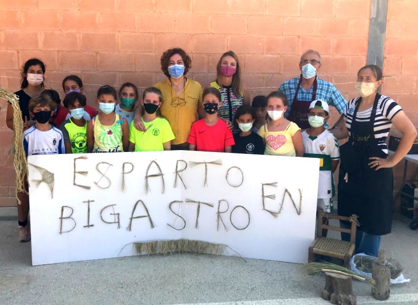 Tradición y sostenibilidad se han unido en los "Talleres del Esparto" impartidos en la Escuela de Verano de Bigastro Tradición y sostenibilidad se han unido en los "Talleres del Esparto" impartidos en la Escuela de Verano de Bigastro