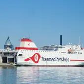 Un barco de pasajeros en el Puerto de Cádiz Un barco de pasajeros en el Puerto de Cádiz
