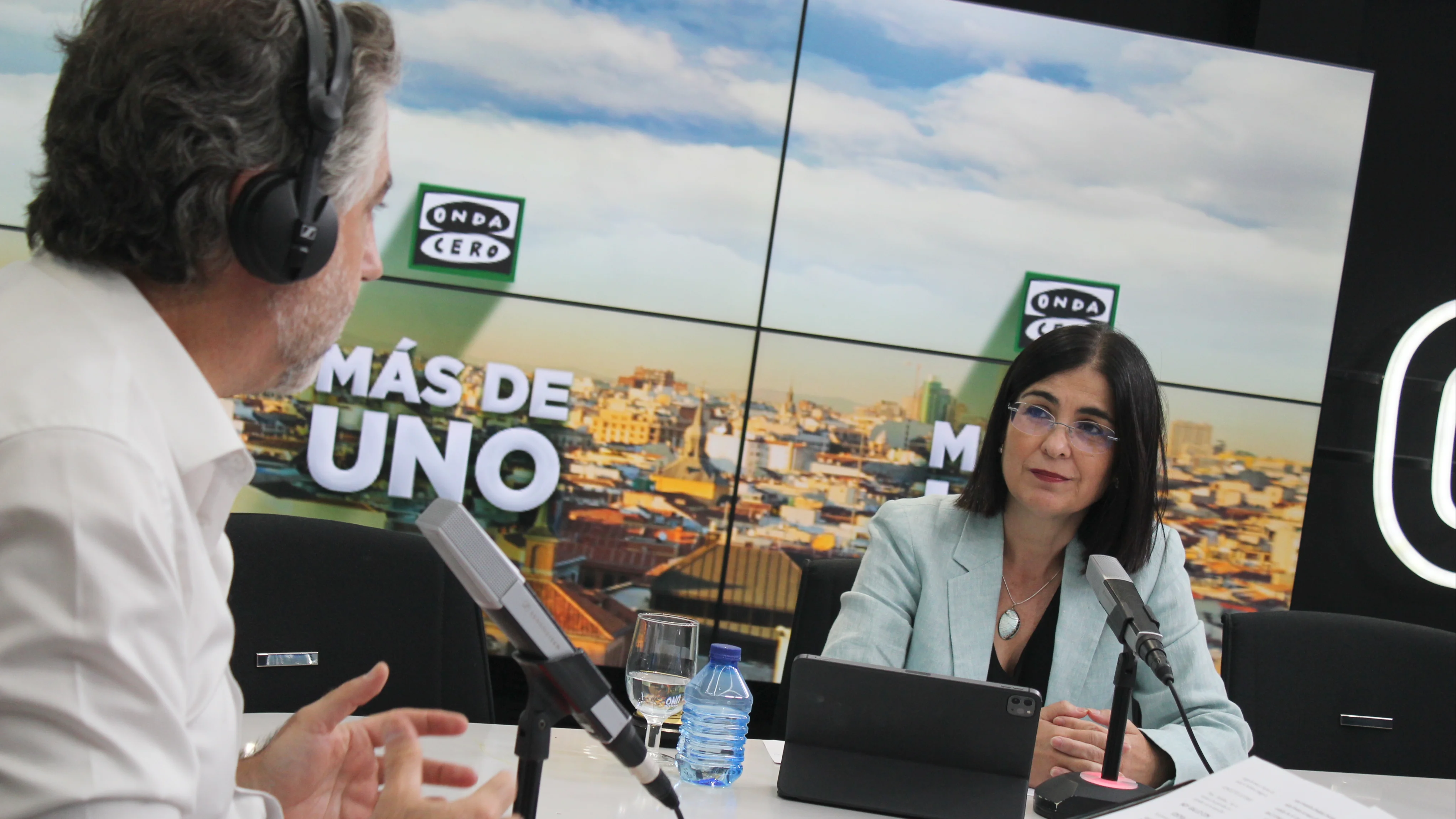La ministra de Sanidad, Carolina Darias, con Carlos Alsina La ministra de Sanidad, Carolina Darias, con Carlos Alsina