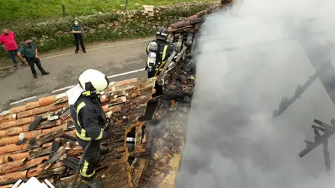 Labores de extinción del incendio Labores de extinción del incendio