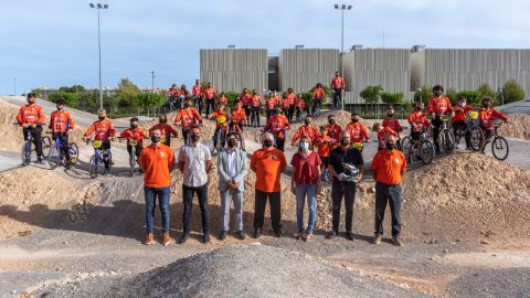 El equipo de BMX de la Uni&oacute;n Ciclista Ilicitana en la pista de BMX de la UMH.
