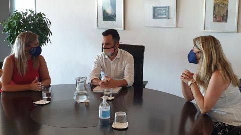 Mari Carmen Sánchez con responsables turísticos de Ibiza Mari Carmen Sánchez con responsables turísticos de Ibiza