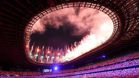 Fuegos artificiales en la inauguración de los Juegos Olímpicos de Tokio 2020 Fuegos artificiales en la inauguración de los Juegos Olímpicos de Tokio 2020