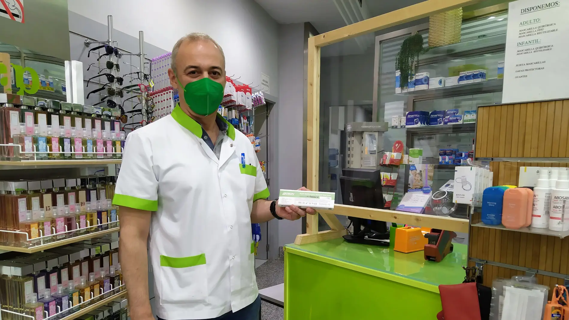 Luis Astray muestra un test de antígenos de autodiagnóstico de COVID-19 en la farmacia Presedo - Le Senne de Palma.