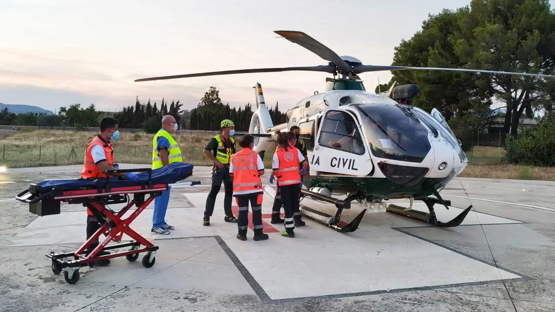 Efectivos del Grupo de Rescate e Intervención de Montaña junto con la Unidad de Helicópteros de la Guardia Civil rescatan a un senderista herido en Artà (Mallorca).