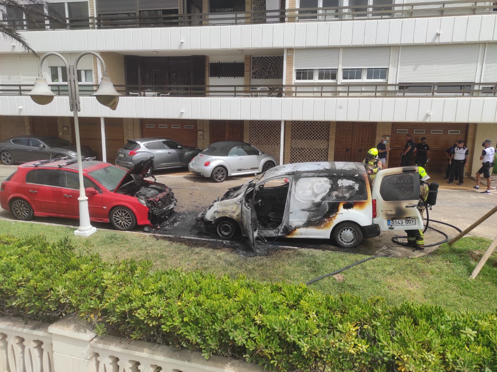 Un afectado por inhalación de humo durante el incendio de una furgoneta en Alicante Un afectado por inhalación de humo durante el incendio de una furgoneta en Alicante