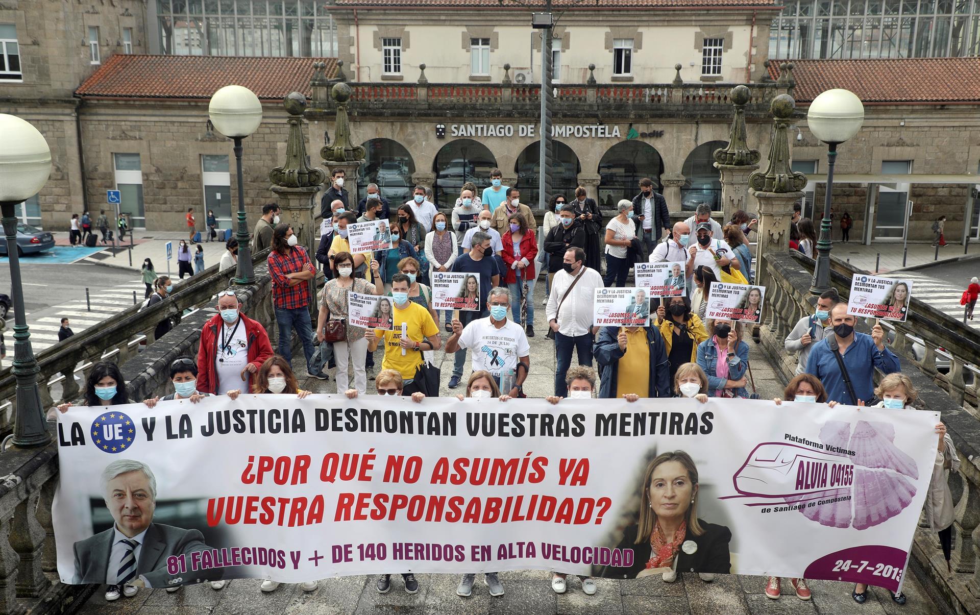 Un centenar de personas recuerdan a las víctimas del accidente de tren de Angrois y piden "justicia" y "verdad" Un centenar de personas recuerdan a las víctimas del accidente de tren de Angrois y piden "justicia" y "verdad"