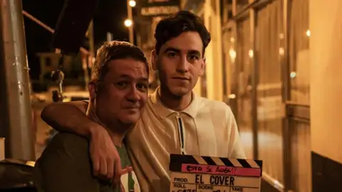 Secun de la Rosa y Àlex Monner, durante el rodaje de la película 'El cover' Secun de la Rosa y Àlex Monner, durante el rodaje de la película 'El cover'