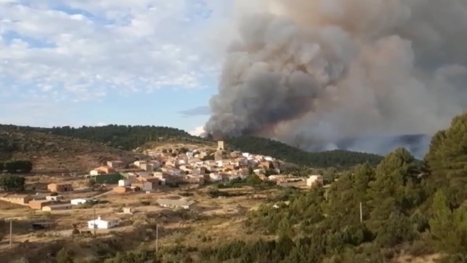 La tormenta estabiliza el incendio declarado en Víllora (Cuenca)
