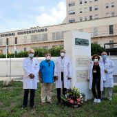 Médicos participantes en los trasplantes frete a las puertas del Hospital