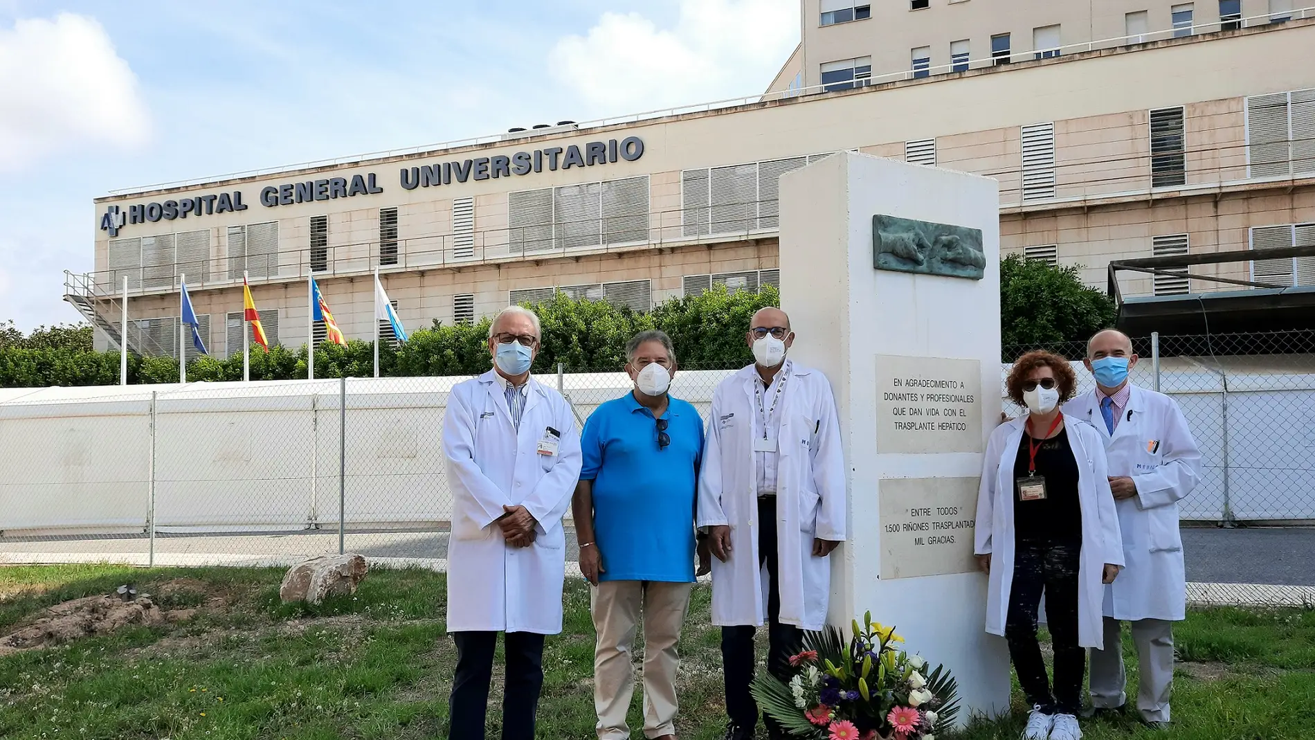 Médicos participantes en los trasplantes frete a las puertas del Hospital