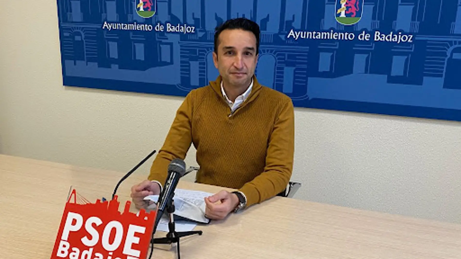 El PSOE de Badajoz pide al alcalde el informe sobre los sueldos de los trabajadores que "echó para atrás"