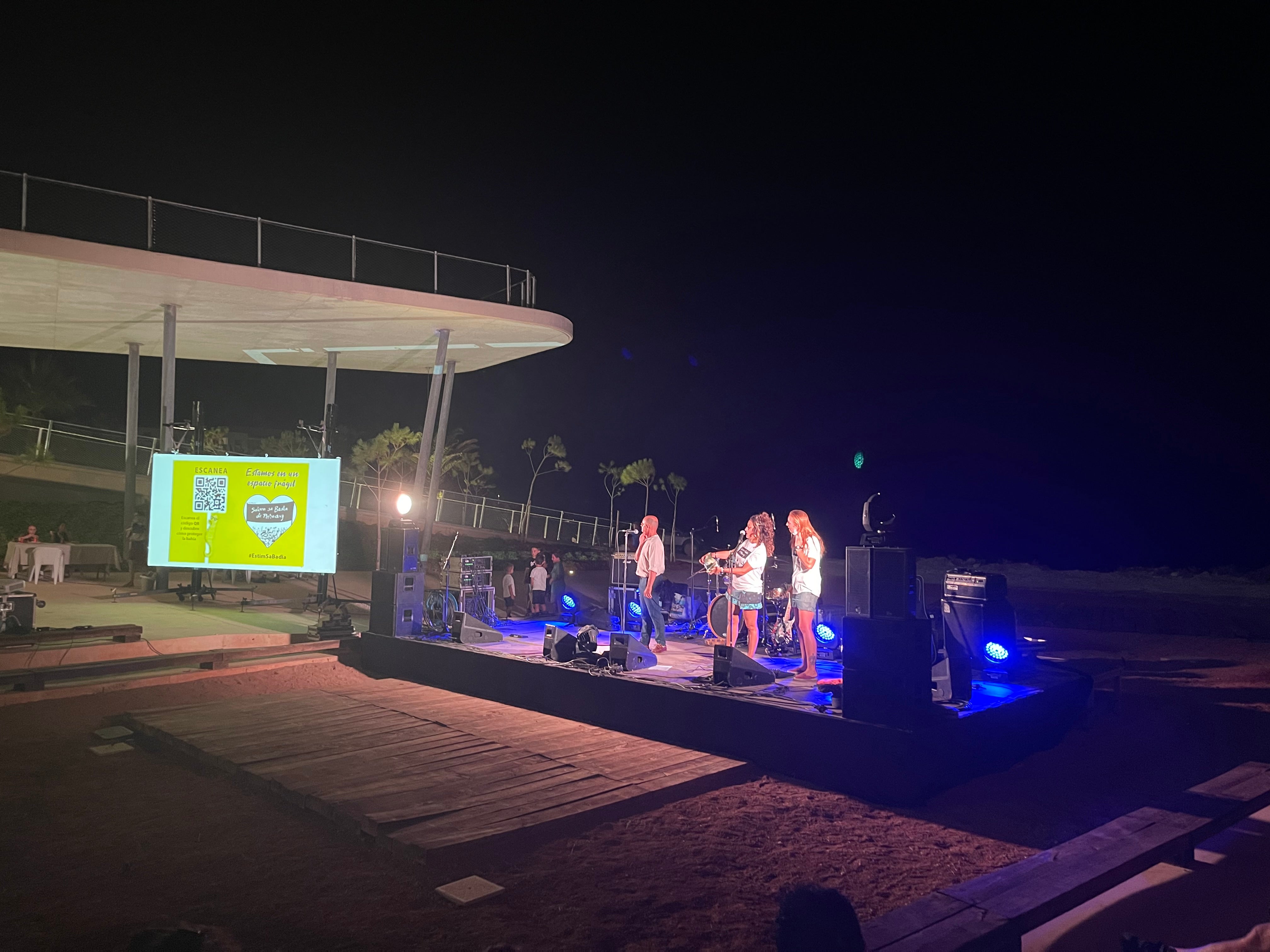 Un equipo de voluntarios informará a navegantes en la bahía de Sant Antoni sobre la protección de la posidonia Un equipo de voluntarios informará a navegantes en la bahía de Sant Antoni sobre la protección de la posidonia