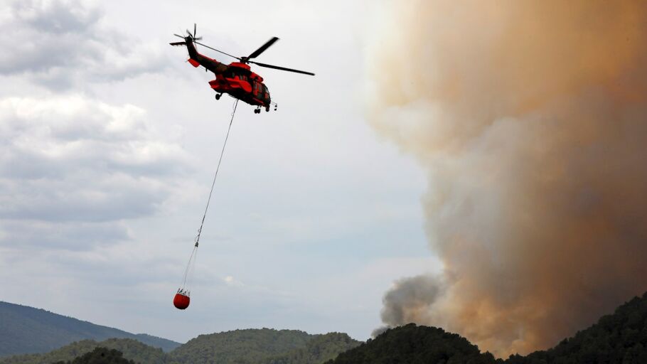 Un helic&oacute;ptero de la UME en los trabajos de extinci&oacute;n en la sierra de Santa Mar&iacute;a de Miralles