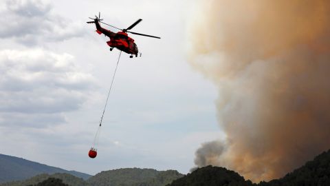 Un helic&oacute;ptero de la UME en los trabajos de extinci&oacute;n en la sierra de Santa Mar&iacute;a de Miralles