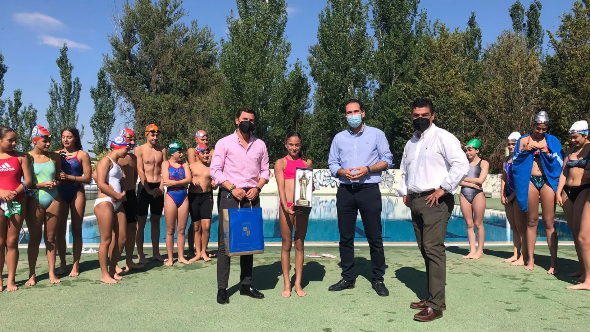 El Ayuntamiento de Palencia reconoce a Sandra Santos su actuación en el Campeonato de España alevín de natación