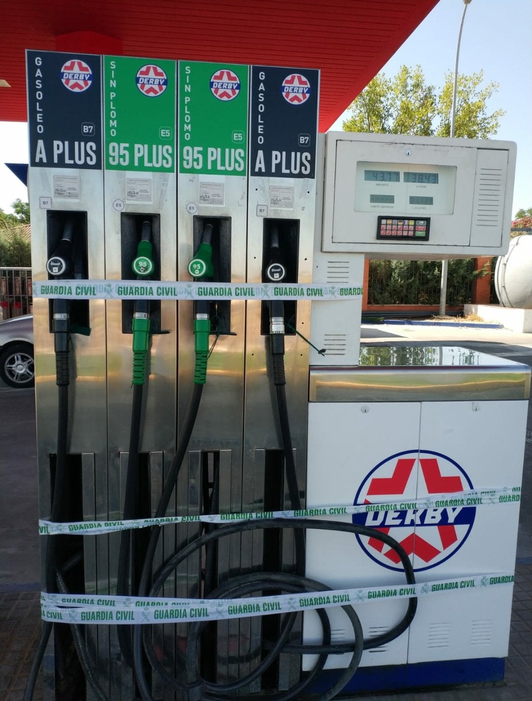 La Guardia Civil realiza registros en el Nuevo Vivero y en una oficina de la Plaza de España de Badajoz La Guardia Civil realiza registros en el Nuevo Vivero y en una oficina de la Plaza de España de Badajoz