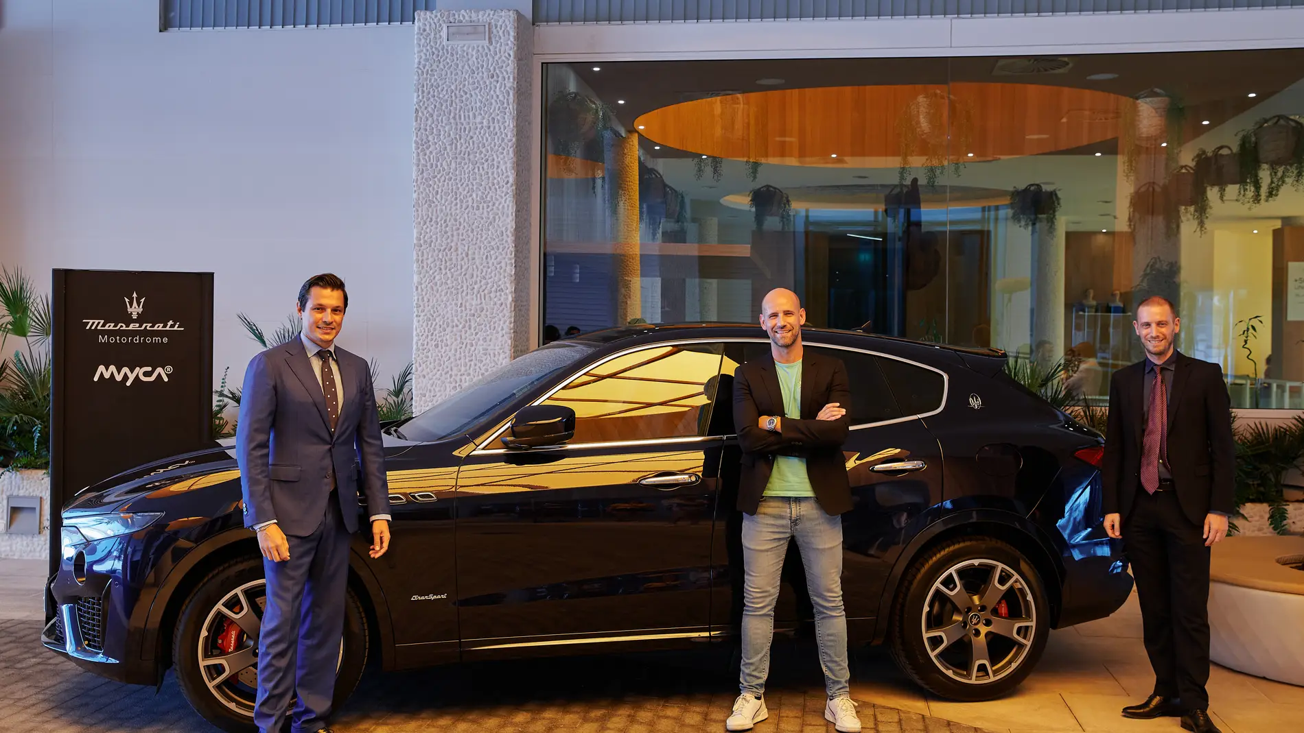 Myca y Motodrome hacen entrega de un Maserati al presentador Gonzalo Miró