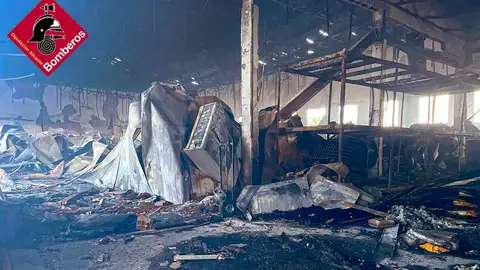 Un incendio calcina totalmente una nave de calzado en la carretera de El Altet Un incendio calcina totalmente una nave de calzado en la carretera de El Altet