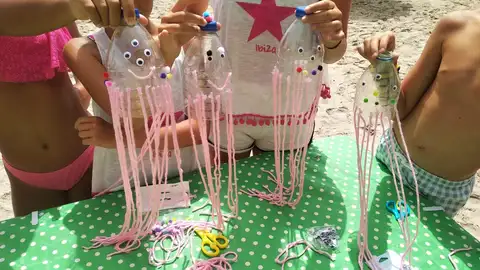 Concienciación sobre el reciclaje de plásticos en las playas de Orihuela plásticos