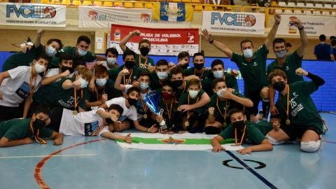 El equipo infantil masculino del Club Voleibol Elche Salesianos se proclam&oacute; campe&oacute;n de Espa&ntilde;a en Soria, en 2021, de la mano de los t&eacute;cnicos Rub&eacute;n Fern&aacute;ndez y Vicente Ferr&aacute;ndez.