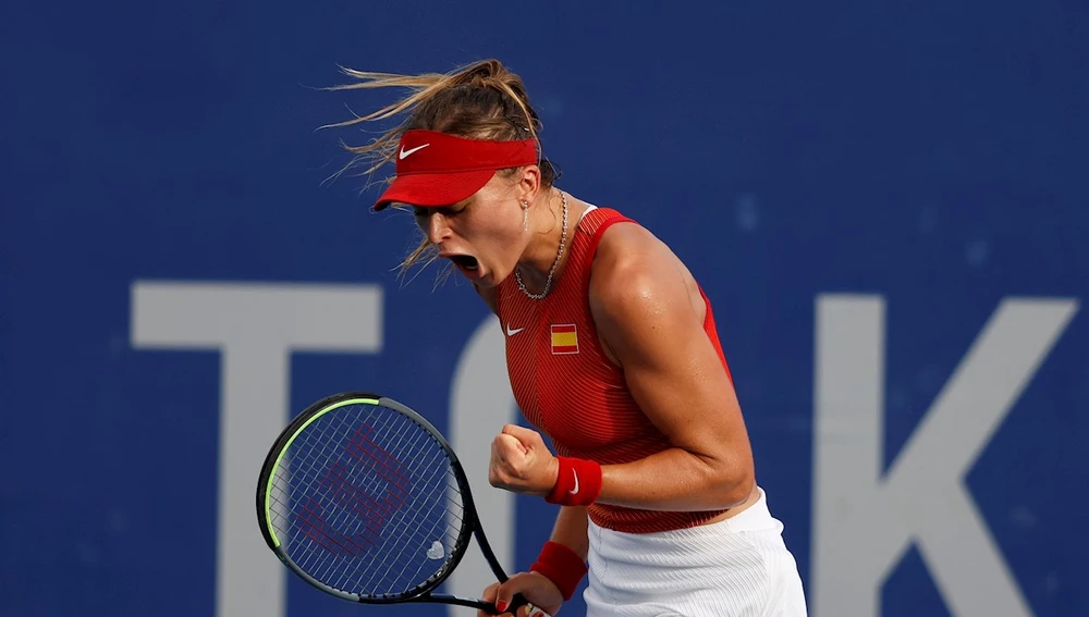 La española Paula Badosa celebra su victoria ante la argentina Nadia Podoroska en la tercera ronda femenina de tenis en los Juegos Olímpicos 2020