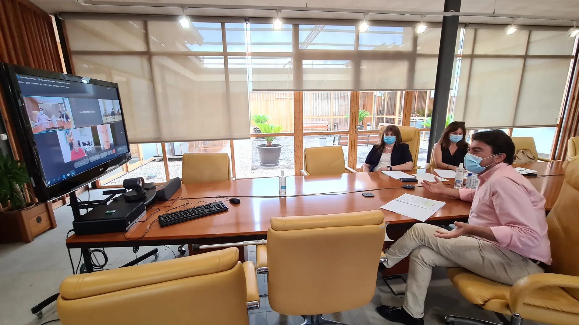 Imagen de la reunión telemática entre responsables municipales y de la Consellería de Educación