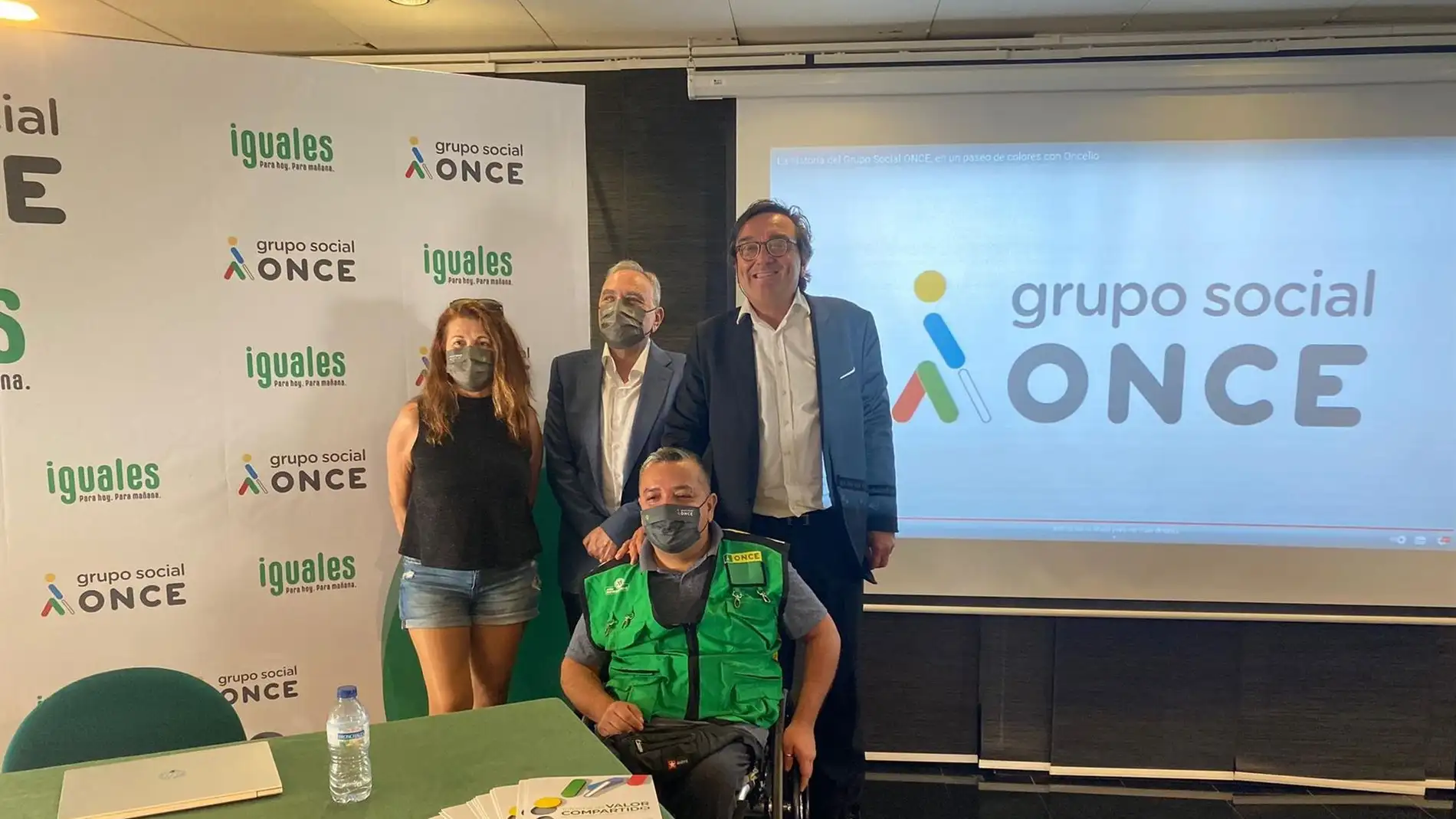Nueva afiliada en 2020 a la ONCE, Ángeles Madrid, el vicepresidente del consejo Territorial, Toni Sora, el vendedor de productos ONCE, Marcos Suárez, y el delegado de la ONCE en Baleares, José Vilaseca.