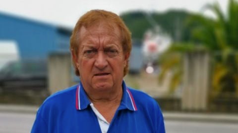 El autor con la nueva gu&iacute;a