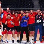 Los jugadores españoles de balonmano celebran la medalla Los jugadores españoles de balonmano celebran la medalla