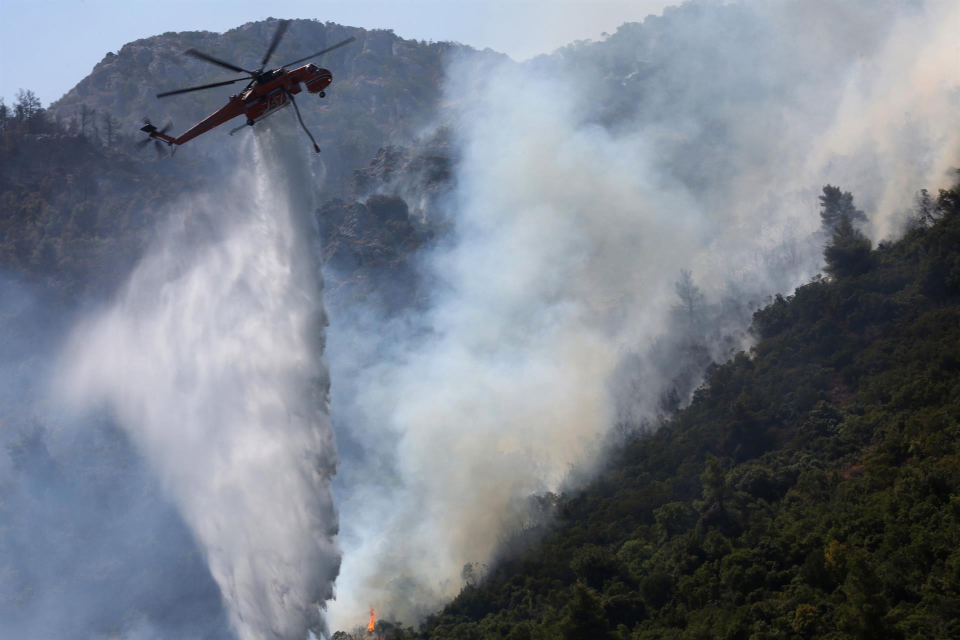 Los bomberos griegos confirman ciertos progresos en la contención de los incendios próximos a Atenas Los bomberos griegos confirman ciertos progresos en la contención de los incendios próximos a Atenas