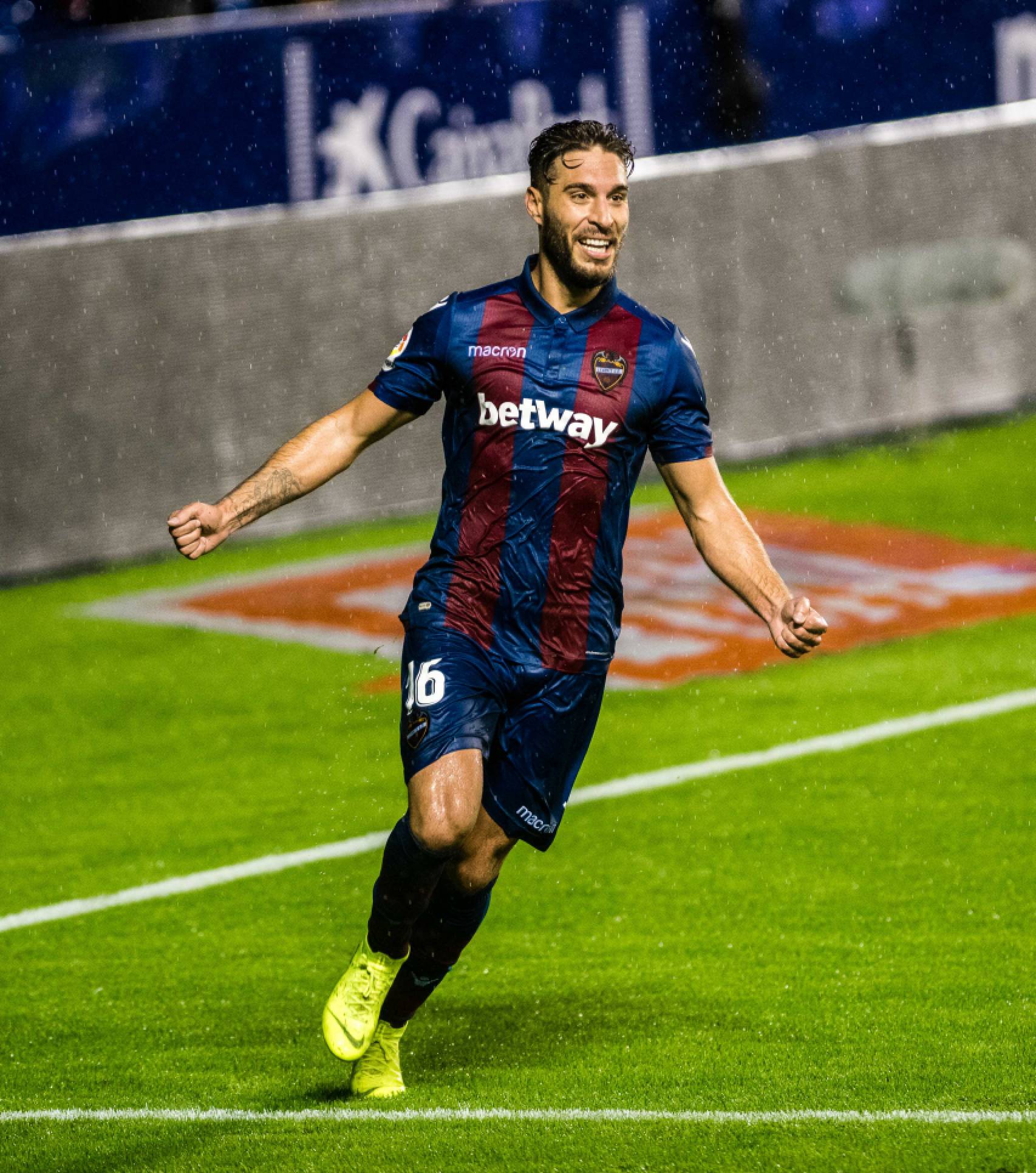 Rubén Rochina vuelve a ponerse en el punto de mira del Elche Rubén Rochina vuelve a ponerse en el punto de mira del Elche