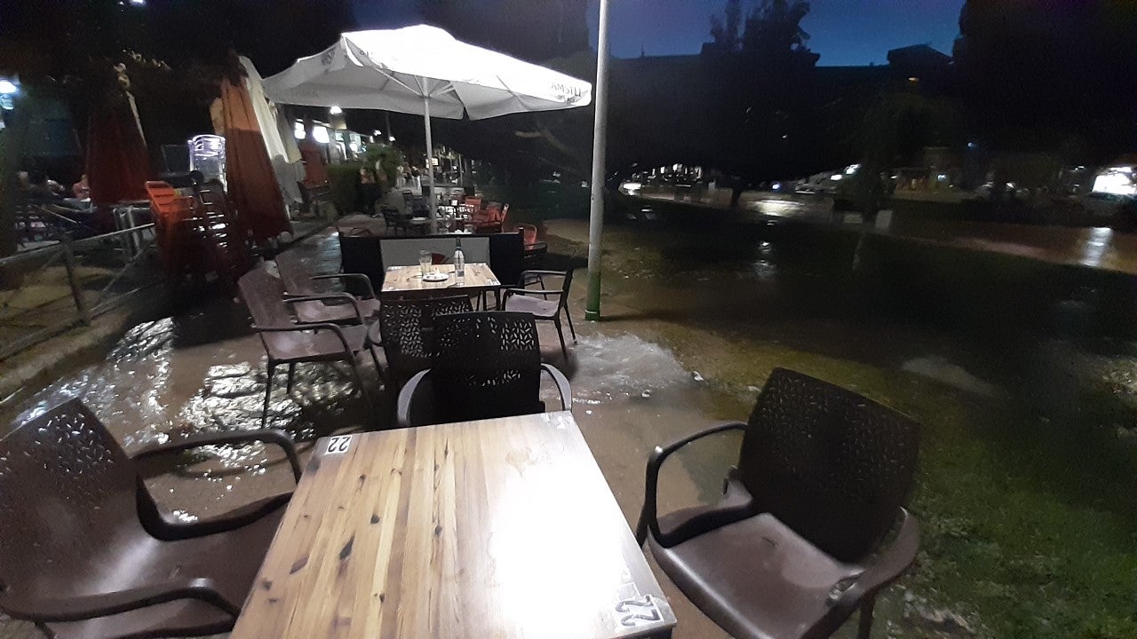 El reventón de una tubería provoca una importante salida de agua en los jardines del Torreón El reventón de una tubería provoca una importante salida de agua en los jardines del Torreón