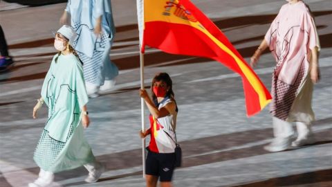 La abanderada espa&ntilde;ola, la karateca Sandra S&aacute;nchez (c), ondea la bandera de Espa&ntilde;a durante la ceremonia de clausura de los Juegos Ol&iacute;mpicos 2020, este domingo en el Estadio Nacional de Tokio (Jap&oacute;n).