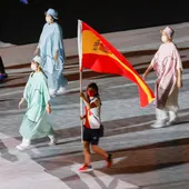 La abanderada española, la karateca Sandra Sánchez (c), ondea la bandera de España durante la ceremonia de clausura de los Juegos Olímpicos 2020, este domingo en el Estadio Nacional de Tokio (Japón). La abanderada española, la karateca Sandra Sánchez (c), ondea la bandera de España durante la ceremonia de clausura de los Juegos Olímpicos 2020, este domingo en el Estadio Nacional de Tokio (Japón).