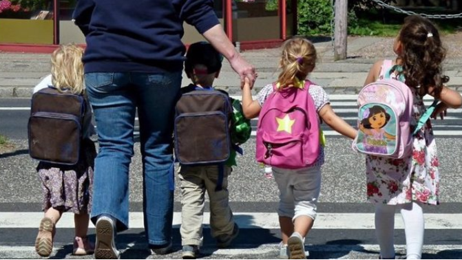 CONSUMUR recuerda que los centros educativos no pueden imponer el establecimiento donde se ha de adquirir el material escolar o el uniforme CONSUMUR recuerda que los centros educativos no pueden imponer el establecimiento donde se ha de adquirir el material escolar o el uniforme