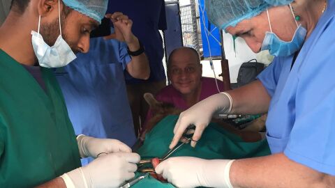 Veterinarios solidarios espa&ntilde;oles en una cirug&iacute;a en Nepal