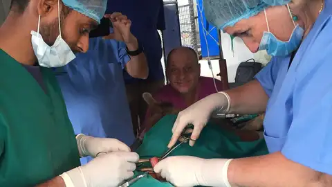 Veterinarios solidarios españoles en una cirugía en Nepal Veterinarios solidarios españoles en una cirugía en Nepal