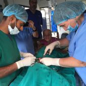 Veterinarios solidarios españoles en una cirugía en Nepal