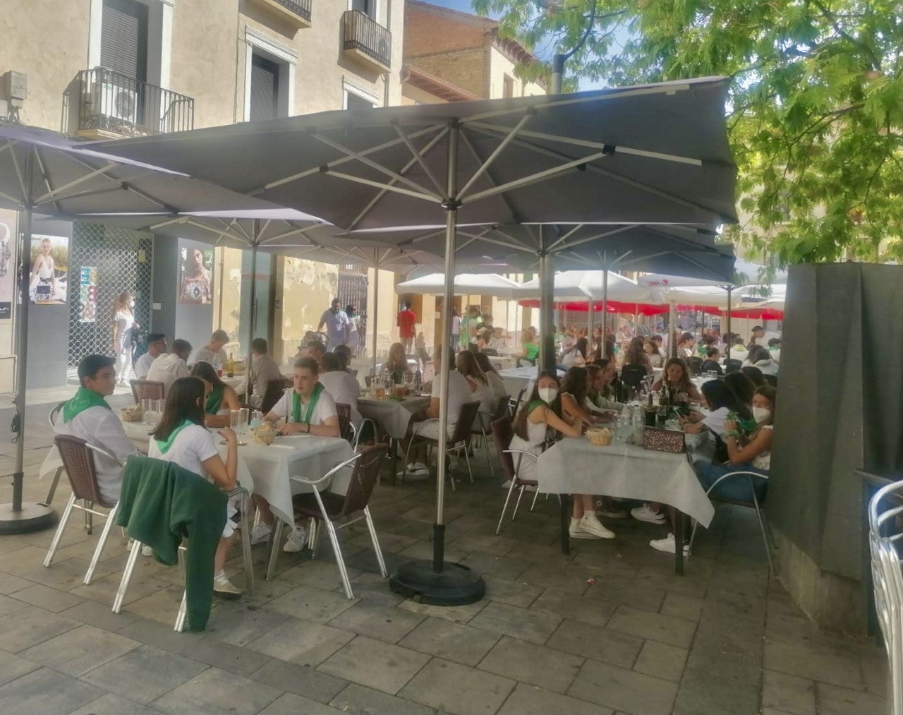 El blanco y verde, los almuerzos y el estallido de cohetes protagonizan la mañana del día 9 El blanco y verde, los almuerzos y el estallido de cohetes protagonizan la mañana del día 9