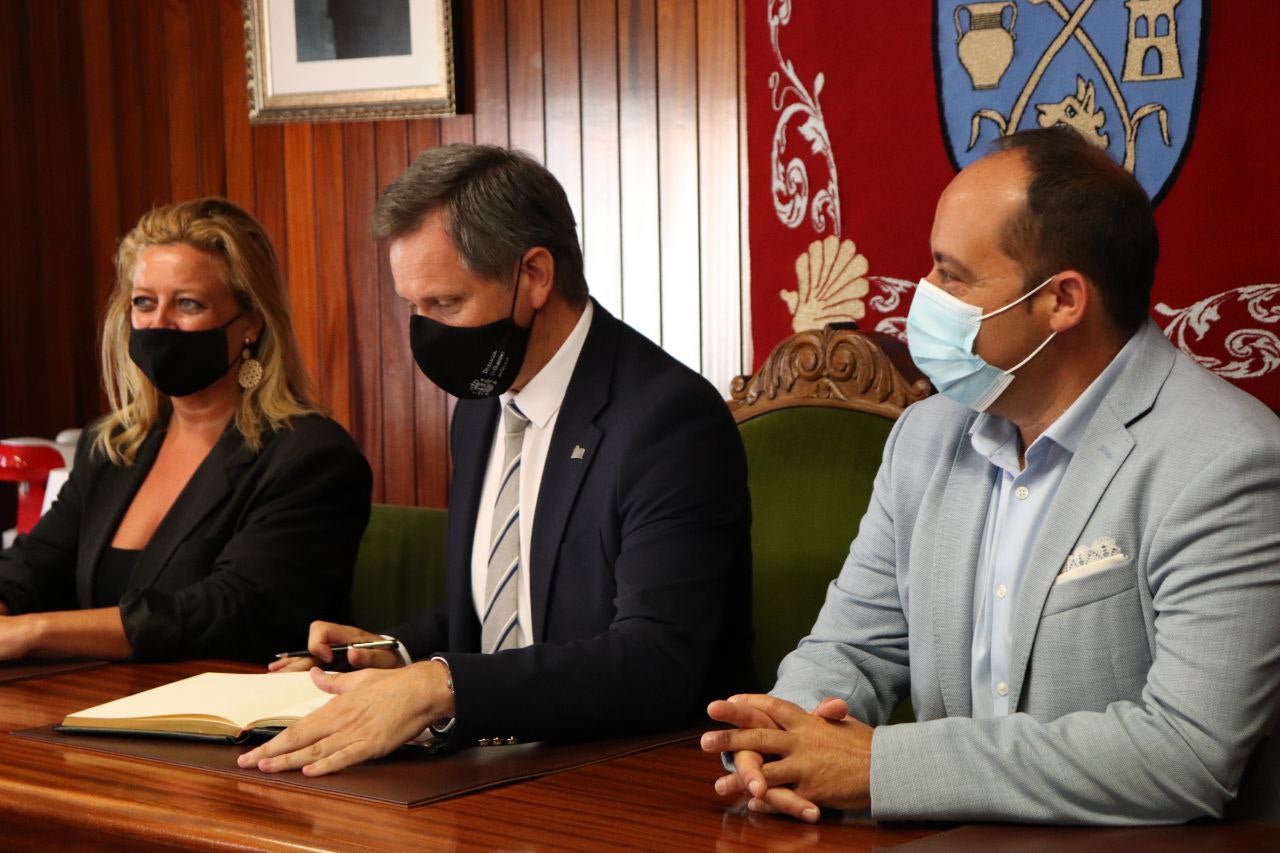 El delegado del Gobierno pide "solidaridad" a la Xunta en el reparto de vacunas El delegado del Gobierno pide "solidaridad" a la Xunta en el reparto de vacunas