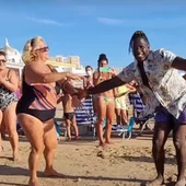 Un instante del vídeo en la playa gaditana Un instante del vídeo en la playa gaditana