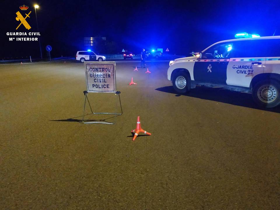 La Guardia Civil desmantela un macrobotellón en Mequinenza La Guardia Civil desmantela un macrobotellón en Mequinenza