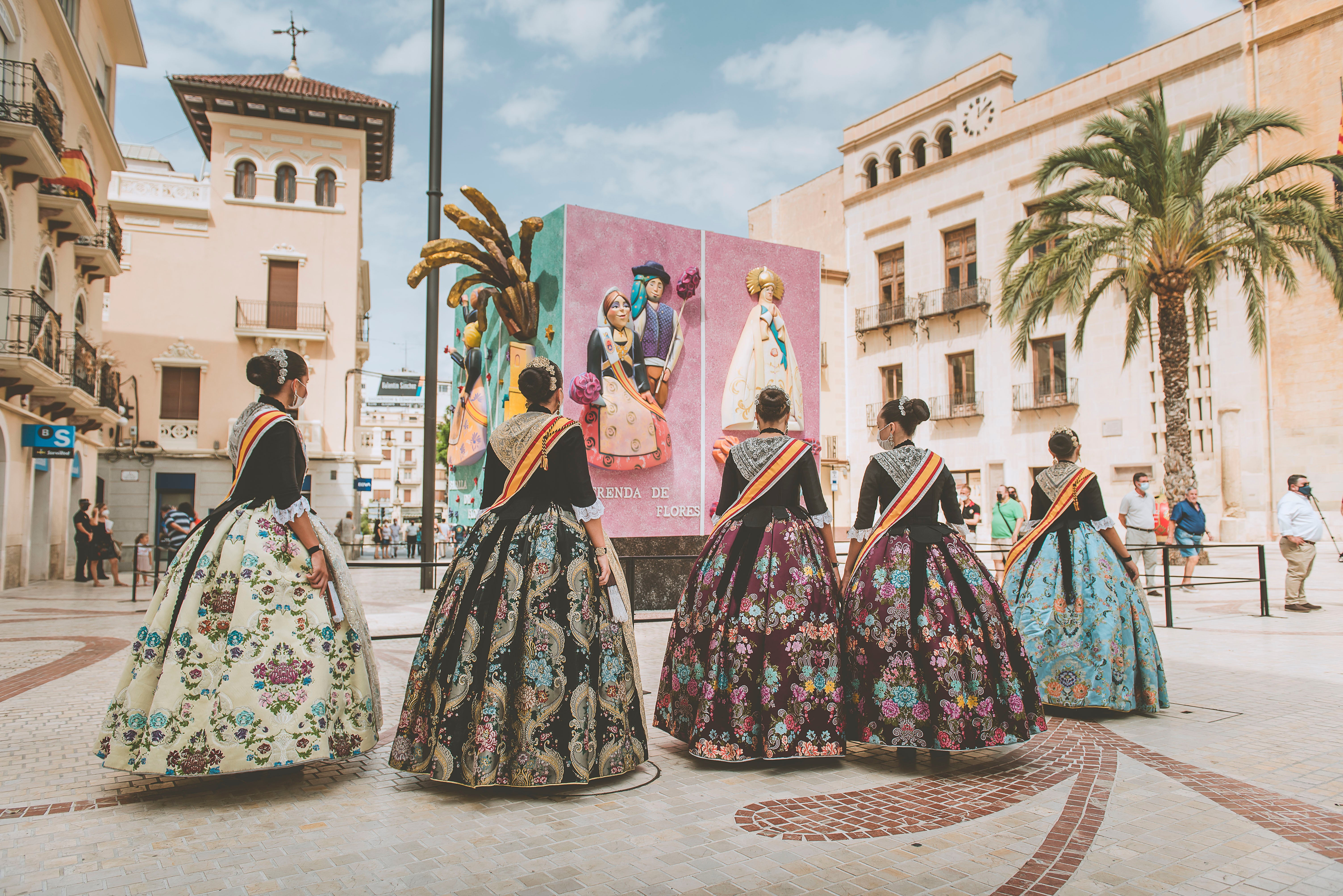 La Plaça de Baix acoge un monumento festero con forma de cubo en el que se representan los actos más simbólicos de las fiestas patronales La Plaça de Baix acoge un monumento festero con forma de cubo en el que se representan los actos más simbólicos de las fiestas patronales
