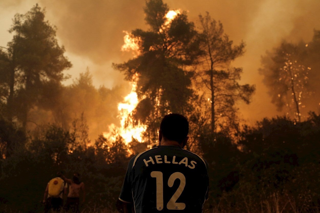 La isla griega de Eubea sigue azotada por los incendios La isla griega de Eubea sigue azotada por los incendios